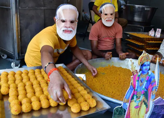 লাড্ডু সাজাচ্ছেন বিজেপি সমর্থকরা