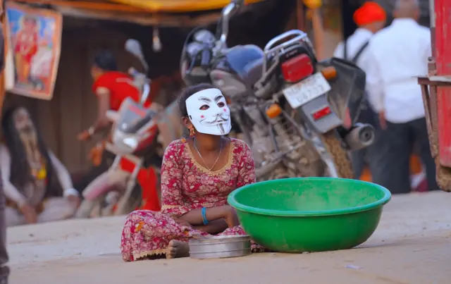 భిక్షాటన చేస్తున్న ఒక యువతి