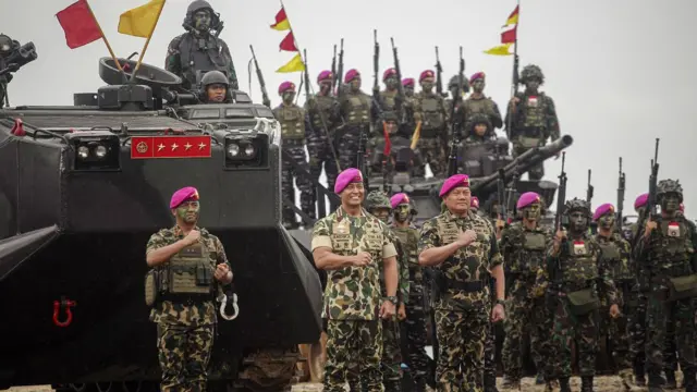 Panglima TNI Jenderal TNI Andika Perkasa (tengah) didampingi Kepala Staf Angkatan Laut (KASAL) Laksamana TNI Yudo Margono (kanan) berfoto bersama usai dikukuhkan menjadi warga kehormatan Korp Marinir di Pusat Latihan Tempur (Puslatpur) Marinir di Pantai Todak, Dabo Singkep, Kepulauan Riau, Kamis (4/8/2022). 