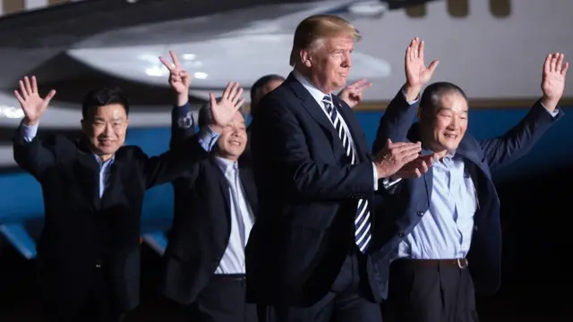 Donald Trump y los tres estadounidenses liberados por Corea del Norte.