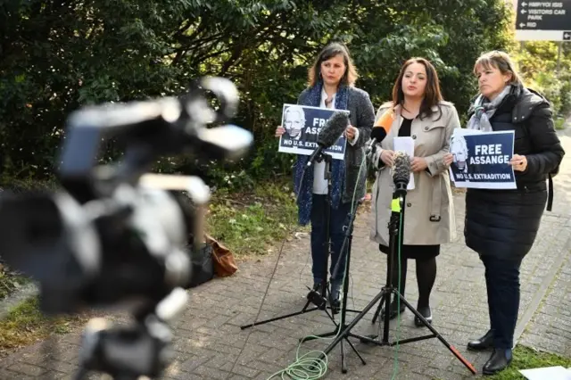 از سمت راست: هایکه هانزل و سویم داگدلن، دو نماینده چپ گرا پارلمان آلمان و آنا میراندا پاز، نماینده اسپانیا در پارلمان اروپا