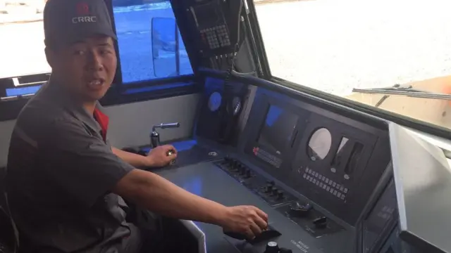 Mmoja wa madereva wa treni mpya ya Kenya akiendesha mojawapo ya mabehewa yaliowasili