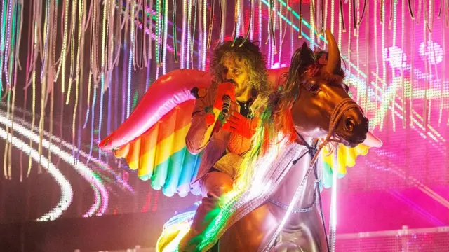 Cantante sobre un unicornuio