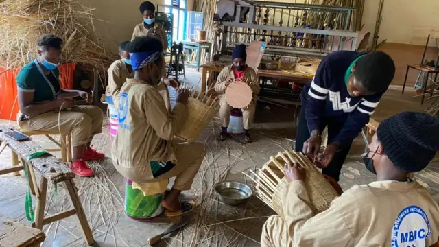 Delphine Uwera hamwe n'abo yigisha gutunganya imigano kuri Masaka Incubation Center, Gashyantare 2022