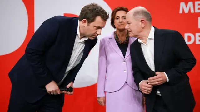 जर्मन चान्सलर ओलाफ शोल्ट्स दलका नेताहरूसँग