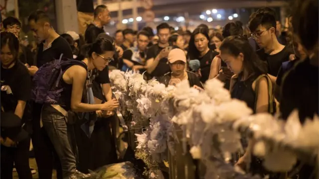 Учасники акції та меморіал