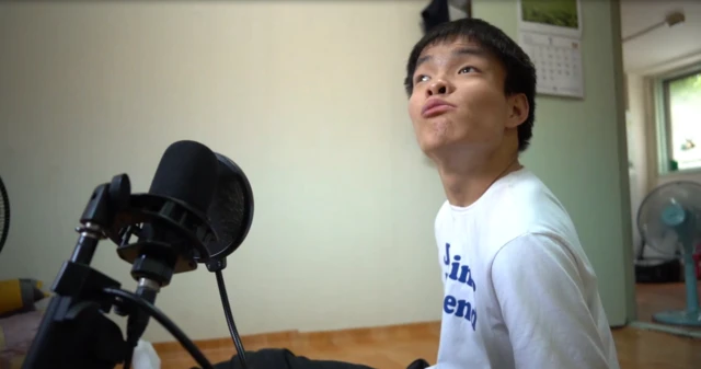 그는 노래 한 곡을 익히기 위해 수십 차례 똑같은 노래를 계속 연습한다.