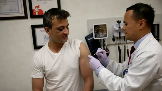 Чоловіку роблять щеплення від грипу у Форті Лодердейл, Флорида