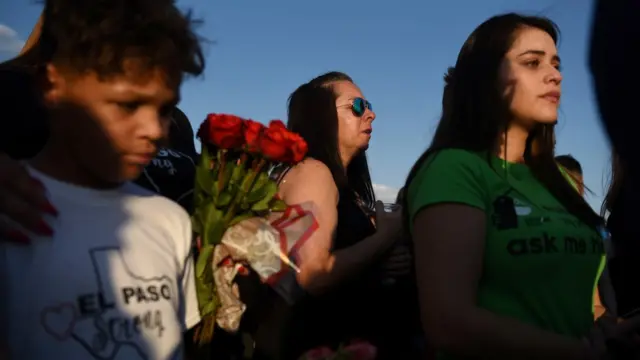 엘파소 총기사건을 추모하러 모인 사람들