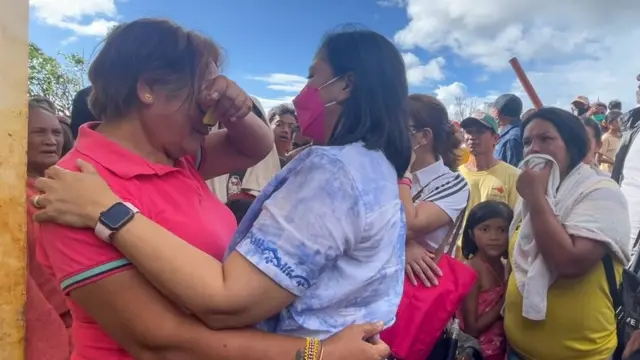 La vicepresidente Leni Robredo (centro) consuela a una aldeana en la isla de Dinagat, 19 de septiembre de 2021