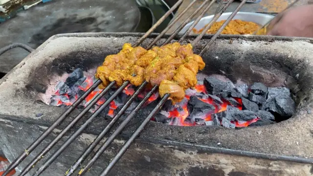 গরুর মাংসের কাবাব তৈরি হচ্ছে কলকাতার একটি দোকানে
