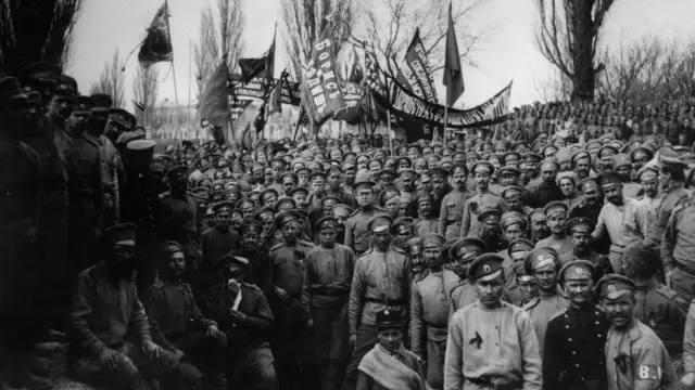 அக்டோபர் 14, 1917 அன்று ரஷ்ய புரட்சியின்போது, குடியாட்சிக்கு கொள்கைகள் அடங்கிய பதாகைகளை ஏந்தியிருக்கும் ரஷ்ய ராணுவத்தினர்.