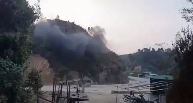 နမ့်ဖတ်ကာရွာ နဲ့ နမ့်ခမ်းမြို့နယ် အစပ်က ၁၂ မိုင်ကျေးရွာ ဗုံးကြဲတိုက်ခိုက်ခံရတဲ့ မြင်ကွင်း 