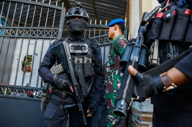 Sejumlah personel Brimob dan TNI AL berjaga-jaga di lingkungan SMAN 72, Jakarta Utara, Jumat (07/11). Lokasi sekolah berada di Kompleks Perumahan TNI AL, Kelapa Gading. 