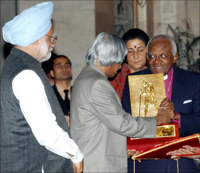  ਡਾ਼ ਮਨਮੋਹਨ ਸਿੰਘ ਮਰਹੂਮ ਸਾਬ ਰਾਸ਼ਟਰਪਤੀ ਏਪੀਜੇ ਕਲਾਮ ਅਤੇ ਦਿਸਮੰਡ ਟੂਟੋ