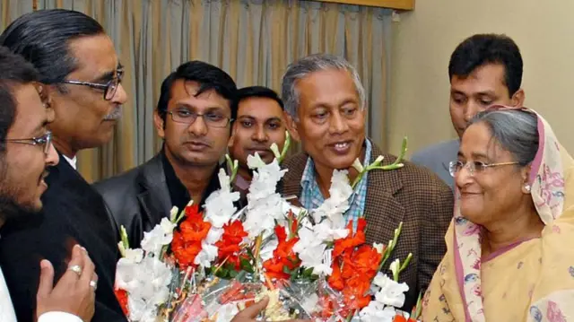 ২০০৮ সালের নির্বাচনের পর শেখ হাসিনার অভিনন্দন জানাচ্ছিলেন ১৪ দলীয় জোটের নেতারা।