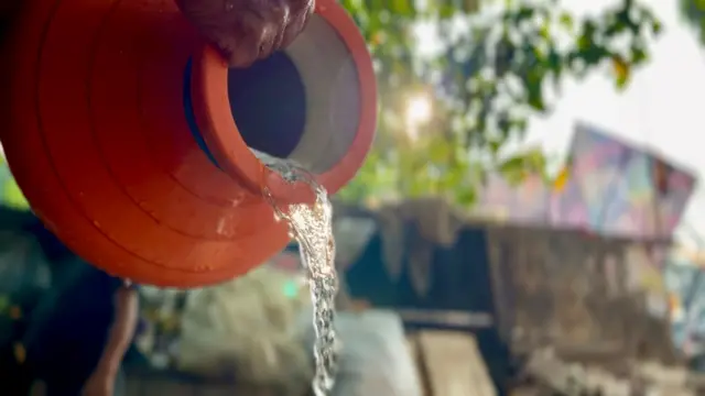 "आम्ही आजपर्यंत पाण्यासाठी लढतोय", मुंबई महापालिकेचे सर्वांना पाणी धोरण असताना मुंबईकर तहानलेले का?