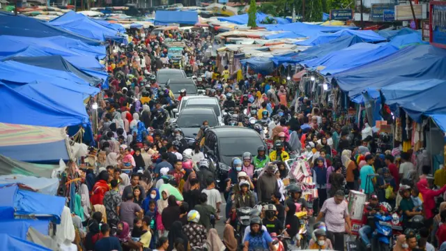 Warga ramai berbelanja di kawasan Pasar Raya Padang, Sumatera Barat, Jumat (29/04)