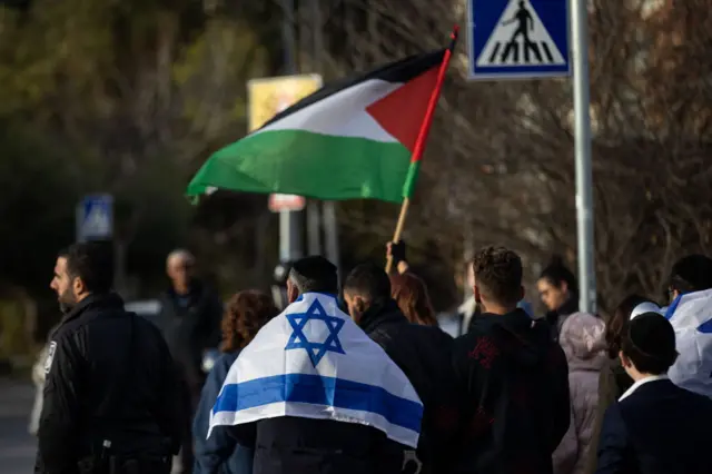 برخی از اسرائیلی‌ها با پرچم فلسطین به این تظاهرات آمدند