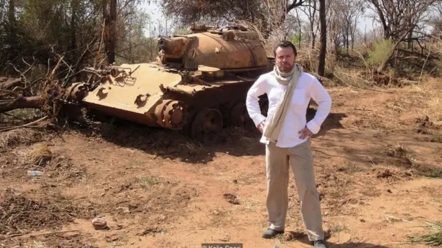 斯勃利自稱喜歡收集不同國家的入境戳，而且喜歡追逐危險，渴望前往戰爭區旅行。（圖片來源：Kolja Spori）