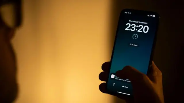 Wani mutum riƙe da waya