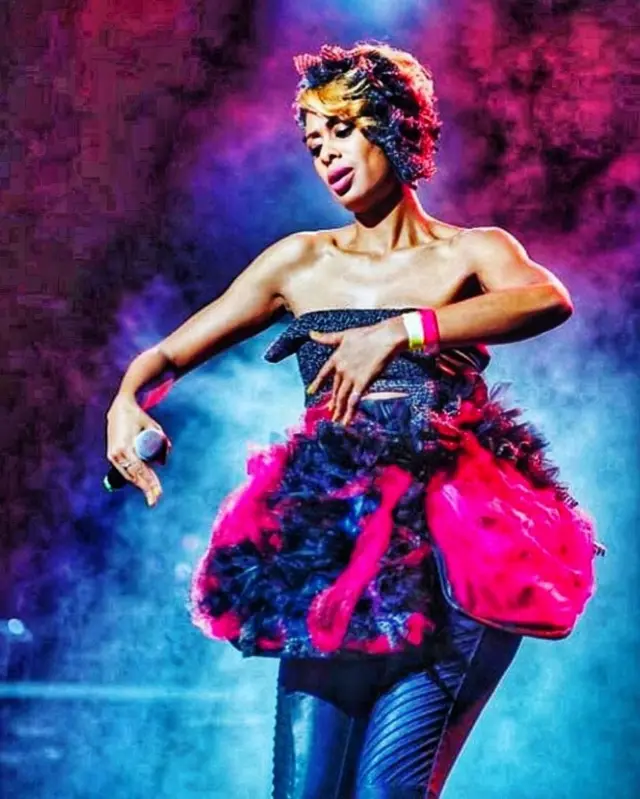 በአሮን ሰናይ የተሰራ ቀሚስ