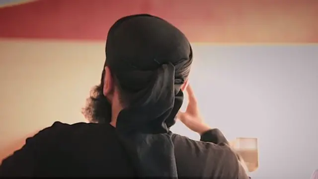Captura de un video de Abu Walaa, que aparece de espaldas a la cámara