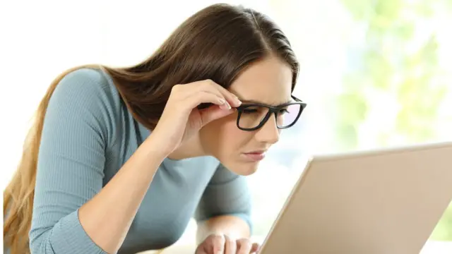 mujer usando computadora