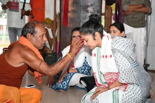 Caption- सयानी घोष राजकीय मंचांवर नज़्मही (कविता) सादर करतात आणि हनुमान चालीसाचे पठणही करतात.