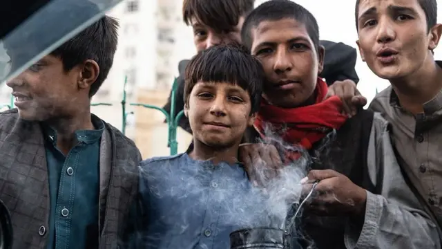 Niños vendiendo incienso.