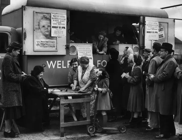 1951లో లండన్లో గృహిణులకు రేషన్ పుస్తకాలు పంపిణీ చేస్తున్న ఆహార కార్యాలయ సిబ్బంది