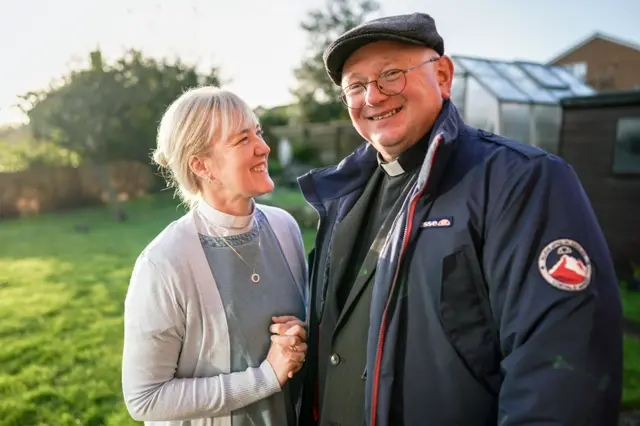 Lisa e Robert Opala sorrindofazer jogo bets bolaum uma área externa com gramado