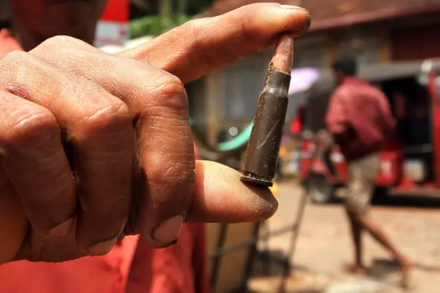 මෙම සිද්ධිය වීමට පෙර එවකට සිටි ජනාධිපතිවරයා විසින් ගම්පහ ප්‍රදේශයට හදිසි නීතීය පනවමින් ගැසට් නිවේදනයක් නිකුත් කර තිබු බවත් උද්ඝෝෂකයින් විසින් මාර්ග වසා දමා කළහකාරී අන්දමින් හැසීරීම නිසා හිටපු ආරක්‍ෂක අමාත්‍යශයේ ලේකම්වරයාගේ නියෝගයකට අනුව ඔවුන් විසුරුවා හැරීම සඳහා මෙම විත්තිකරුවන් කටයුතු කර ඇති බවට නඩු විභාගයේදී සාක්කි ඉදිරිපත් වු බව සඳහන් කල විනිසුරු මඩුල්ල සිද්ධියට අදාළව අත්අඩංගුවට ගත් ගිනි අවි 89 අතුරින් මෙම විත්තිකරුවන් තිදෙනාගේ ගිනි අවි වලින් නිකුත් වු උණ්ඩ 12ට අමතරව තවත් හමුදා නිලධාරීන් 07 දෙනෙකුට නිකුත් කළ ගිනි අවි 07කින් උණ්ඩ 21ක් නිකුත් වී ඇතත් ඔවුන් මෙම නඩුවේ විත්තිකරුවන් වශයෙන් නම් කර අධිකරණයට ඉදිරිපත් නොකිරීම බරපතල සැක මතු කරවන තත්වයක් බව තීන්දුවේ සඳහන් කළේය.