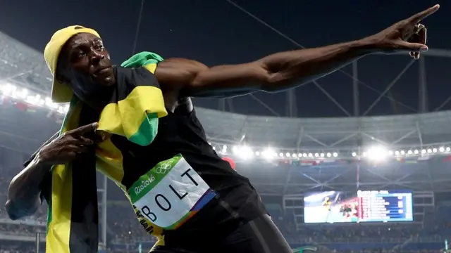 Usain Bolt celebra su medalla de oro en 100 metros