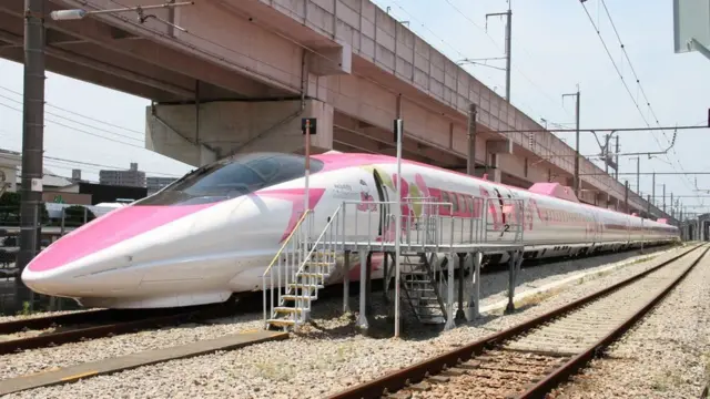 હેલ્લો કિટ્ટી થીમ પર બનેલી બુલેટ ટ્રેન