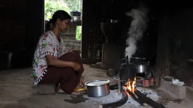 တန်ဖရဲရွာက နေအိမ်မှာ ပြန်နေတဲ့ ဒေါ်ရွယ်တောင်