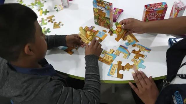 Seorang anak bermain puzzle.