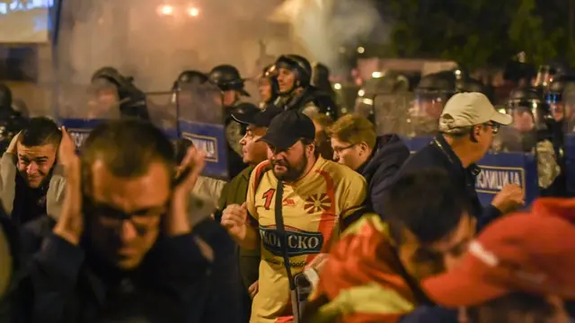La policía dispersa a los manifestantes