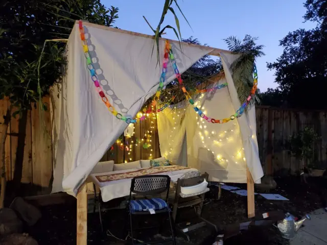 سكة في حديقة عائلة يهودية تحتفل بعيد العرش في كاليفورنيا في الولايات المتحدة