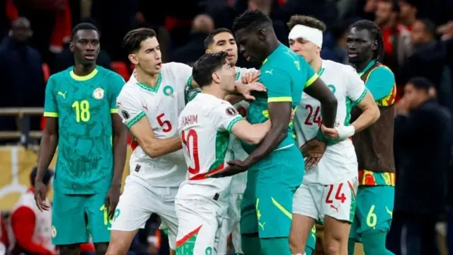 Di game scata for 17 minutes as Senegal players boycott di game wey dem waka comot di park.