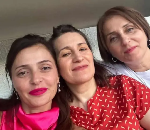 तमुना (डावीकडे) सावत्र बहीण रुसिको (मध्ये) आणि चुलत बहिण मानोनी (उजवीकडे) यांच्याबरोबर