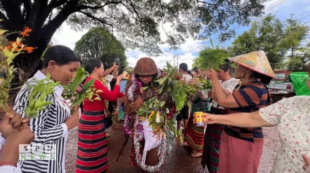 ကျောက်မဲမြို့ကို သိမ်းပိုက်ပြီးနောက် TNLA နဲ့ ပူးပေါင်းတပ်တွေကို ဒေသခံတွေ ကြိုဆိုနေတဲ့မြင်ကွင်း