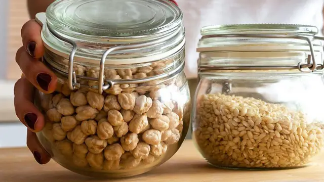 இரவில் நன்றாகத் தூங்க எந்தெந்த உணவுகளை, எப்போது சாப்பிட வேண்டும்?