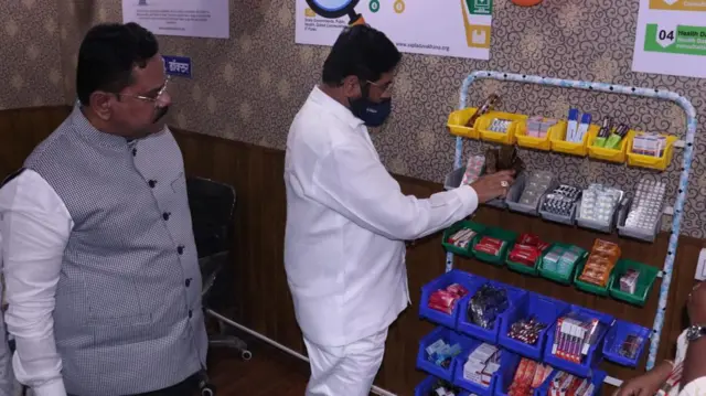 'आपला दवाखान्याची' पाहणी करताना मुख्यमंत्री एकनाथ शिंदे