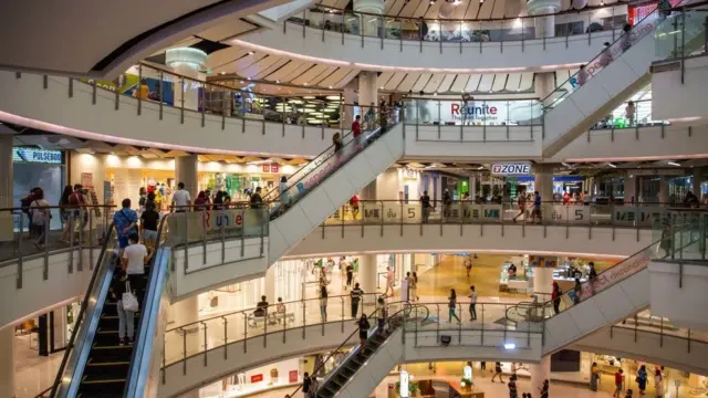 Dân Bangkok kéo nhau vào CentralWorld Mall trong ngày đầu tiên được mở cửa lại 17/5/2020