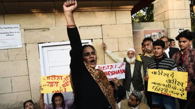 પ્રદર્શન કરતાં નિર્ભયાનાં માતા