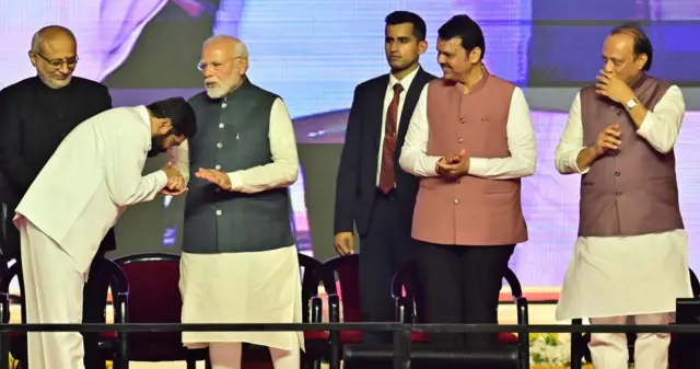 अजित पवार असोत, एकनाथ शिंदे असोत वा आता सत्तावासी झालेले रविंद्र धंगेकर असोत, त्यांच्या पक्षांतरामागे 'सत्ताधाऱ्यांनी पक्ष सोडावा, अशा प्रकारे निर्माण केलेलं वातावरण' हे कारण असल्याचा आरोप विरोधकांनी केला आहे.