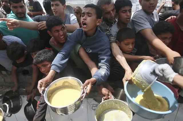 بعد تحذيرات الأونروا والغذاء العالمي: هل دخلت المجاعة في غزة مرحلة الخطر؟ -  BBC News عربي