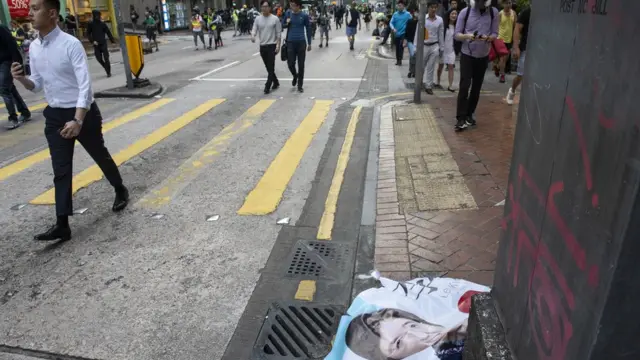 一名候选人的宣传海报被人破坏。类似的事件令部份阵营质疑，这次选举能不能做到公平公正。