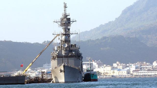 台湾军舰停泊在高雄港。
